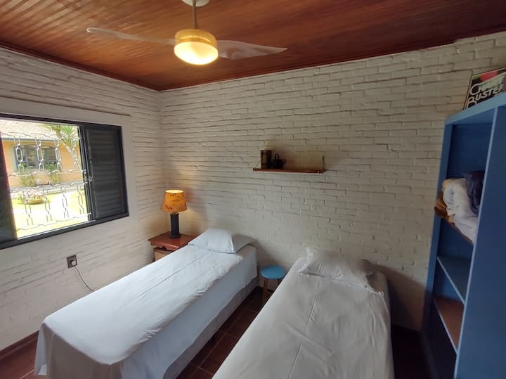 Habitación tucán, 2 camas individuales  con uso de un baño social que está justo enfrente.
Nota: puedes convertirte en una cama doble (con previo aviso antes de la llegada)