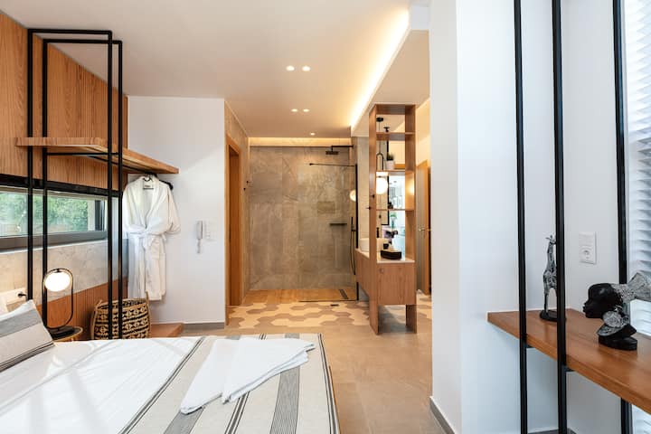 Pohodlie spálne na prízemí s vlastnou kúpeľňou so sprchovacím kútom. 