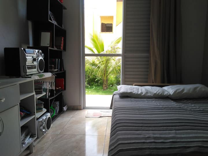 ห้องนอน 1 ชั้นล่างโซฟาเบดติดอาวุธสำหรับเตียงคู่