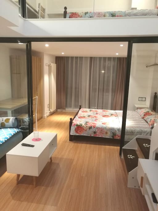 楼下卧室。白天窗纱透进阳光,自有一丝浪漫。The bedroom on the first floor. Sunshine goes through the white and transparent curtain with romance in the morning.
