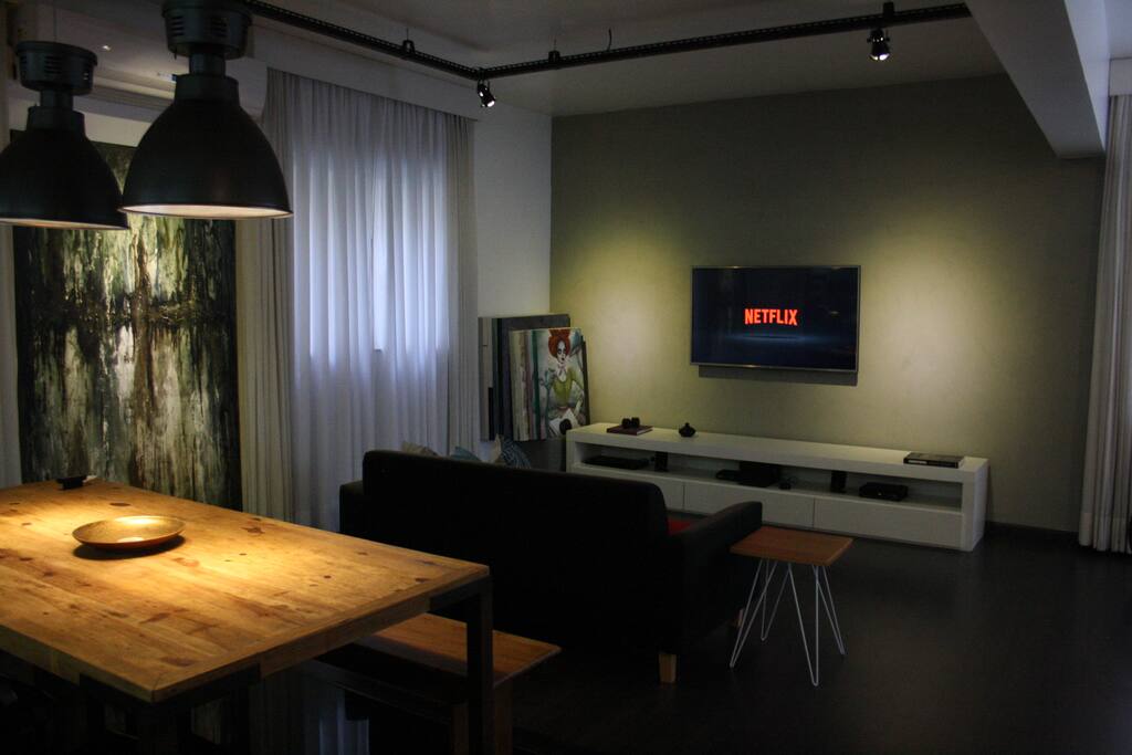 SmartTV 3D (55" inch) with Netflix, Internet and CableTV.