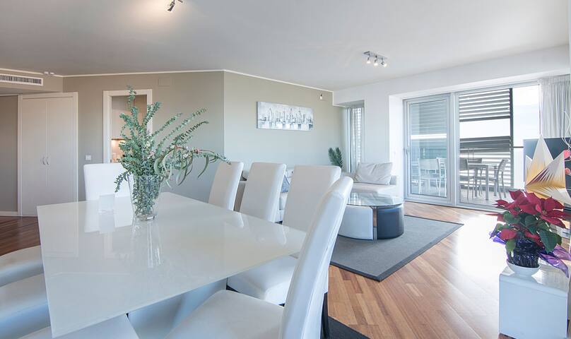 Sea view five bedroom apartment gallery image 3