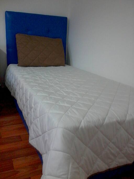 Sommier tapissier solide de qualité 90X190, Bleu.
Tête de lit capitonnée intégrée, Bleu.
Matelas confortable 90X190.
Couvre-li Chocolat/Blanc 150X220.
Taie d'oreiller, Chocolat.