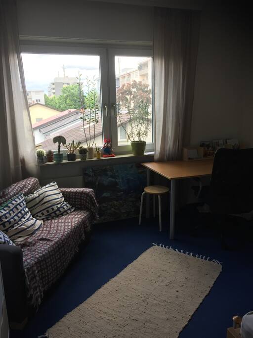 Sofaecke und großer Schreibtisch