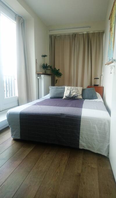 Comfortable double bed with amazing view on the Erasmus Canal