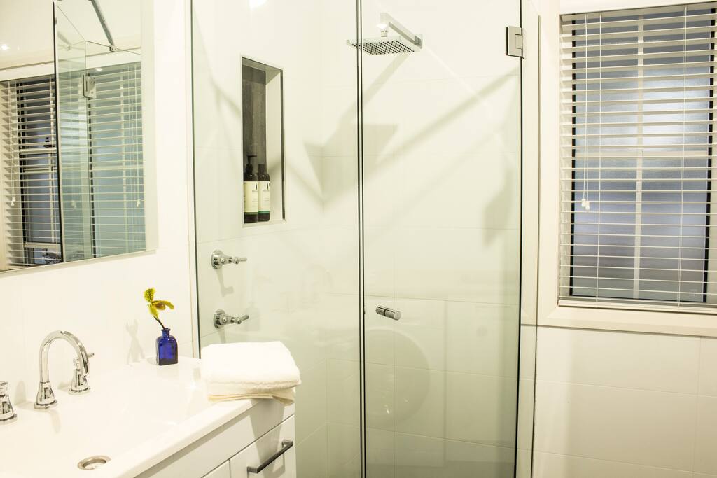 Modern bathroom & laundry
