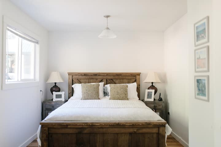 Horná - hlavná spálňa s manželskou posteľou spolu s gaučom a 60-palcovým televízorom s plochou obrazovkou