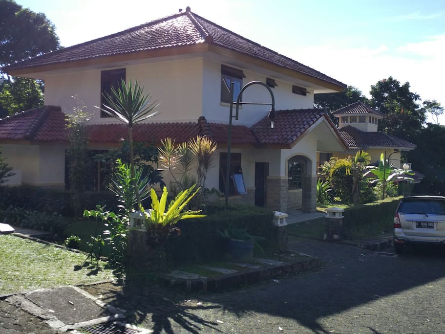 4BR Villa Sabrina Bumi Ciherang - Vila untuk Disewakan di 4BR Villa Sabrina Bumi Ciherang - Vila untuk Disewakan di