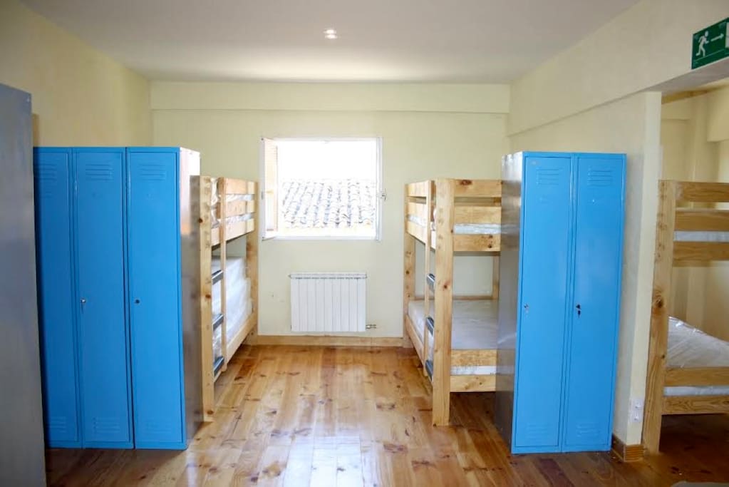 Dormitorio con literas y taquillas individuales con llave