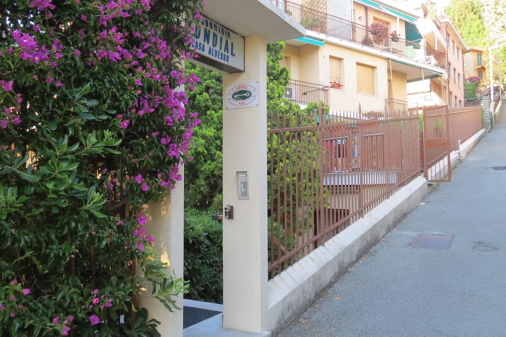 SALITA SERENA: L'INGRESSO PEDONALE