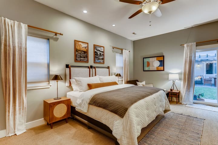 Mid-Mod w/awesome backyard, 1blk to Shops/Eateries gallery image 4