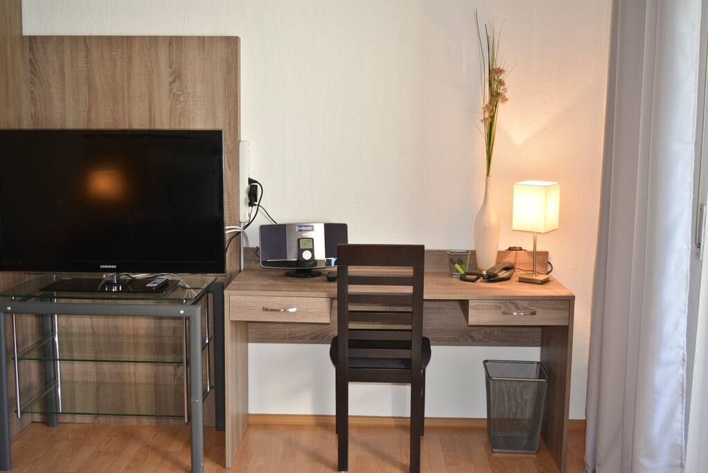 Arbeitsbereich, Radio, MP3 Player, Ipod station, Flatscreen TV
