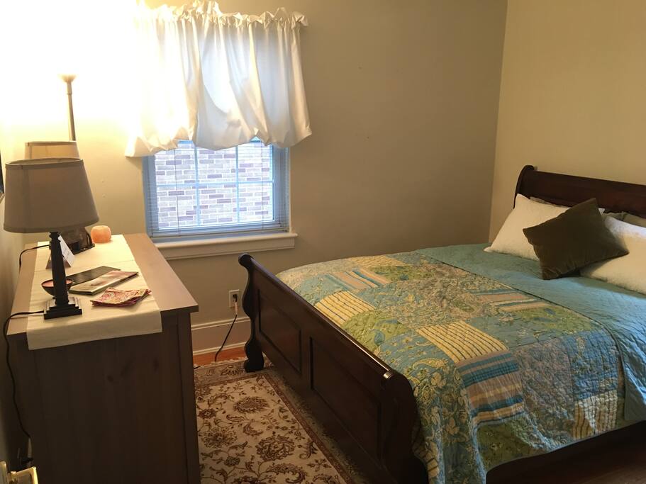 Private room on the ground floor of the house, away from the other bedrooms. The space is very cozy and quiet.