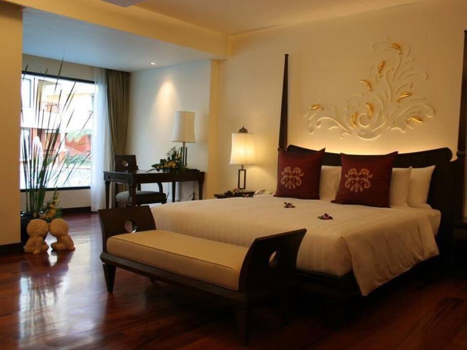 +3000 baht to existing room cost for Presidential suite.
Presidential Suite (120 sqm) with lounge suite, living room and entertainment sound system. Includes swim up balcony.