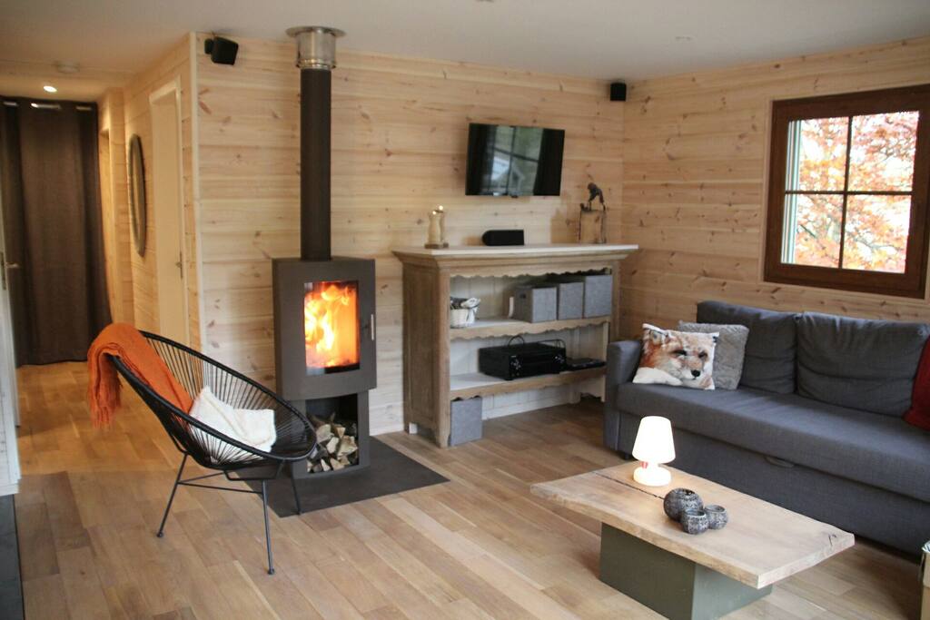 Poêle à bois (bois fourni).