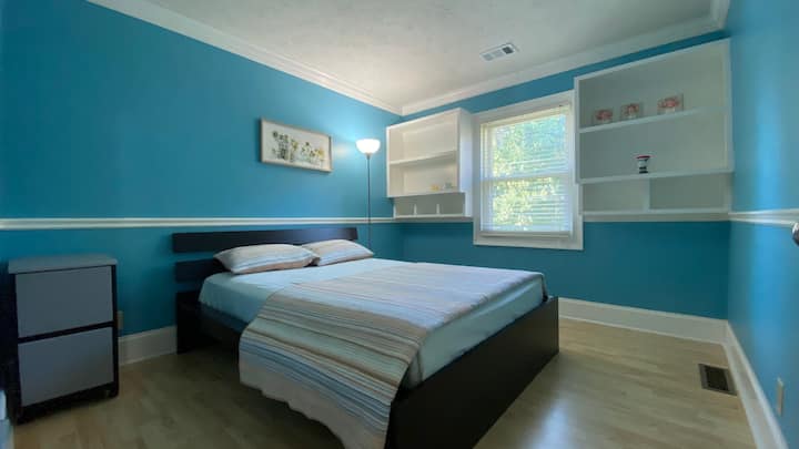 Dormitorio 2: cama tamaño queen.