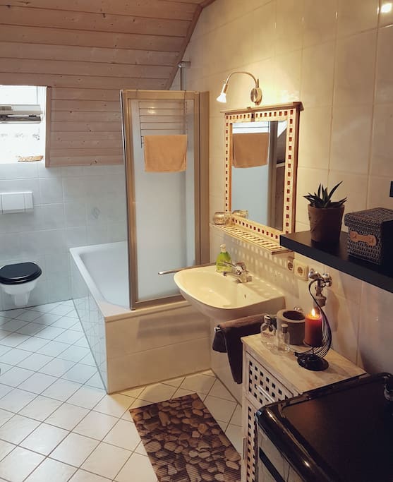 Badezimmer mit WC und Badewanne