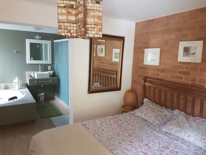 chumba kilicho na beseni la maji moto na cha kujitegemea kabisa...