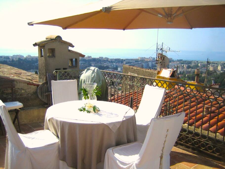 Roof terrace dining