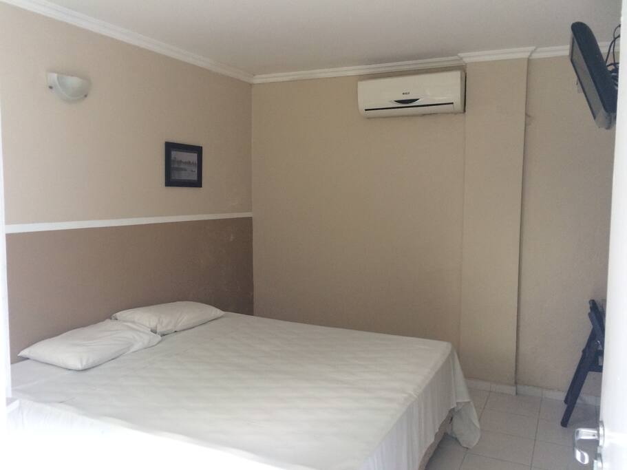 Quarto solteiro possui uma cama box casal, split, frigobar, tv com programação local, banheiro privativo e wi fi gratuito.
