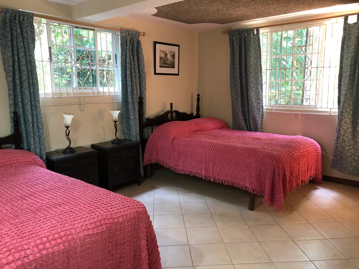 2 spálne s manželskou posteľou 