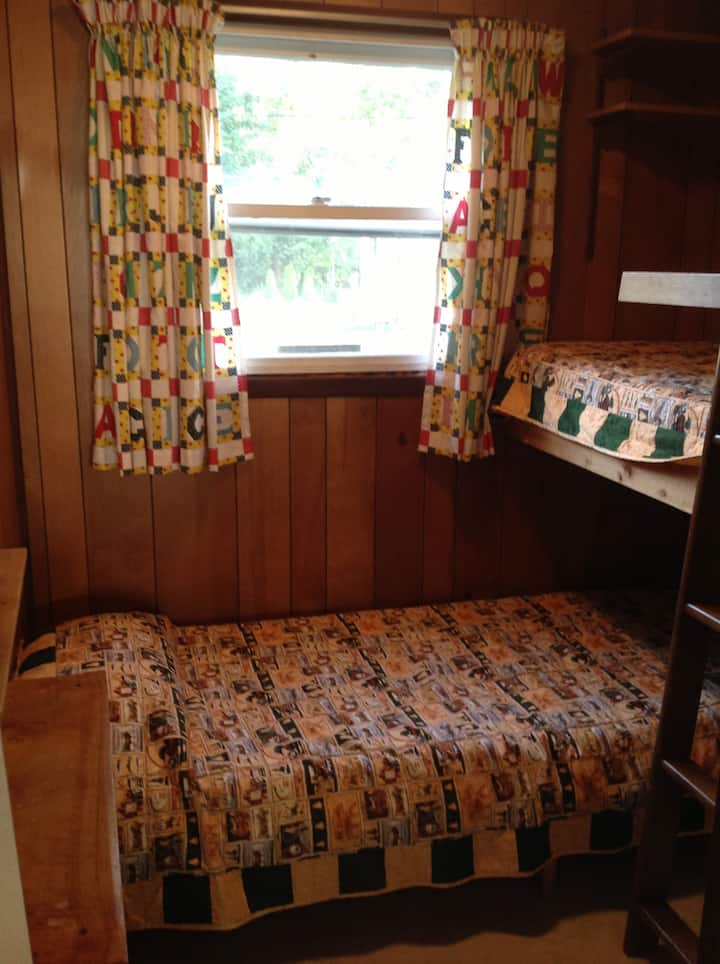 Dhomë gjumi me krevate tek.