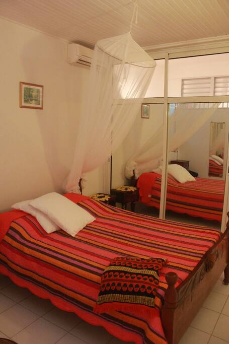 Chambre avec placard de rangement