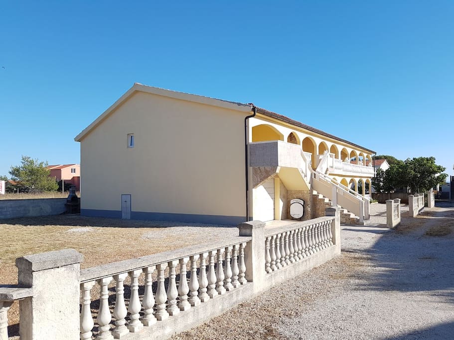 Front of ApartmaniMartin with parking