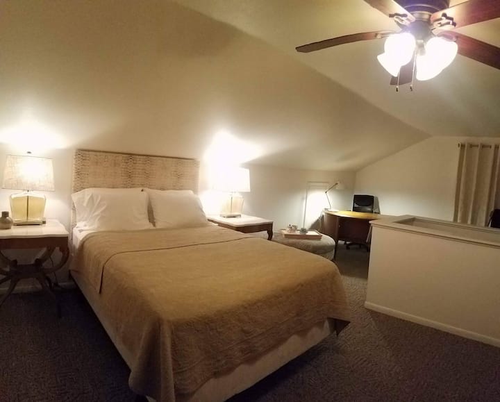 Ლოფტის ზემოთ მდებარე სივრცეში არის ორადგილიანი საწოლი დიდი სამუშაო მაგიდით, რომელიც უზრუნველყოფს მშვიდ სამუშაო სივრცეს 