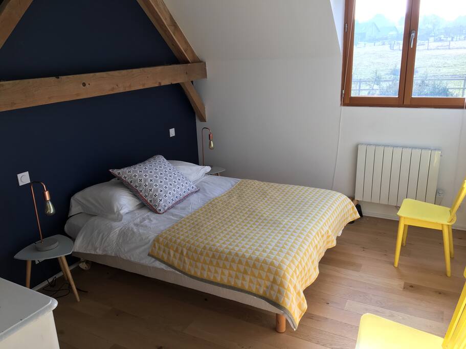 Chambre jaune au 1er étage (lit 140)