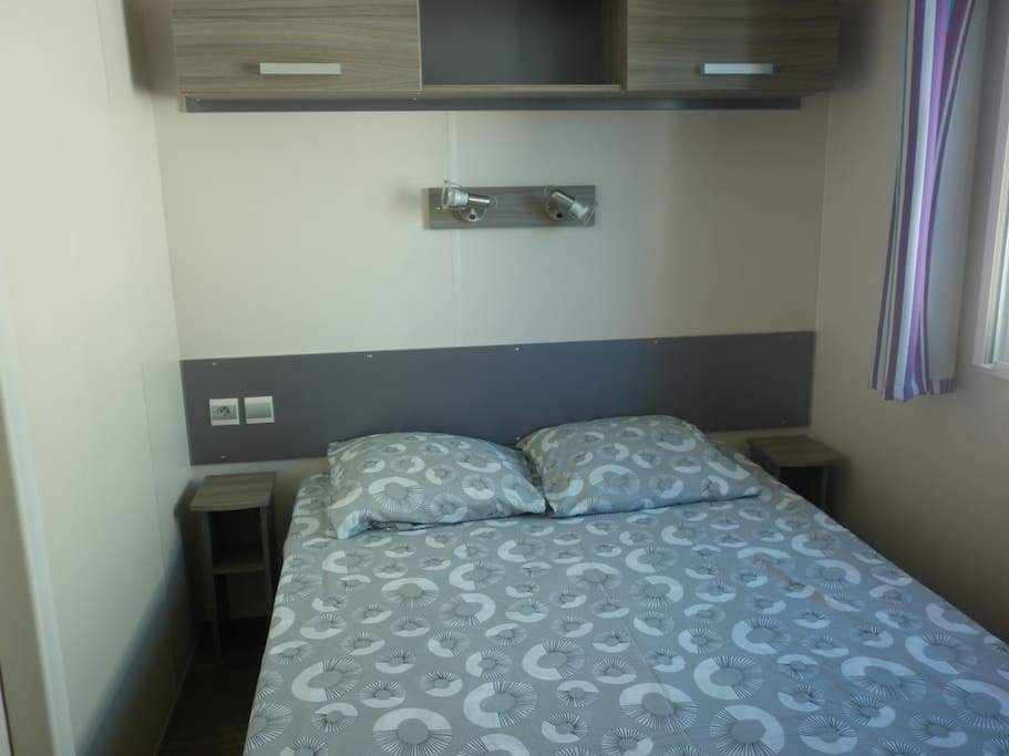 chambre avec un lit en 140 et nombreux rangements