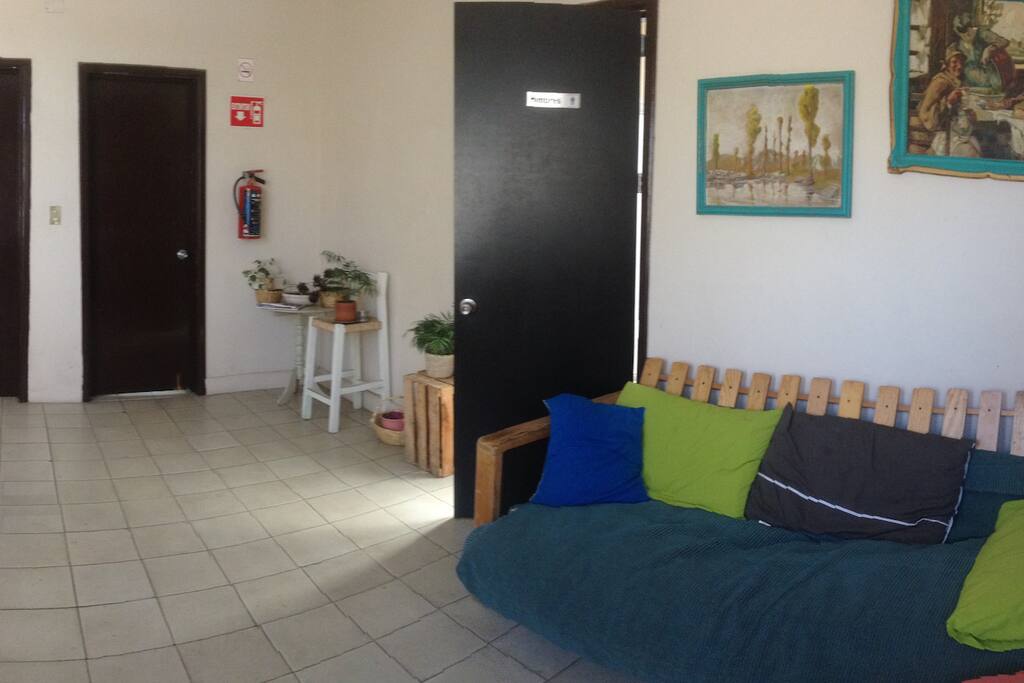 El pasillo y el baño
The hall and badroom