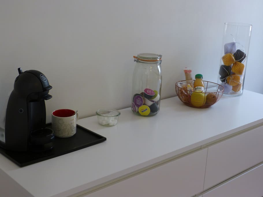 Cafetière et panier petit-déjeuner