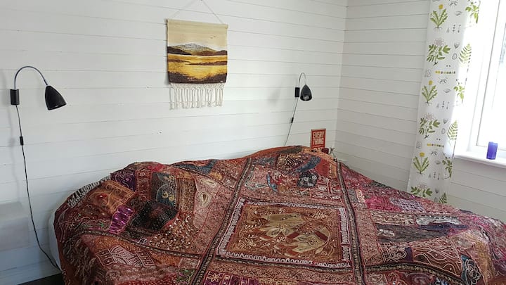 2号房，蓝色房间，配有一张宽敞的双人床。