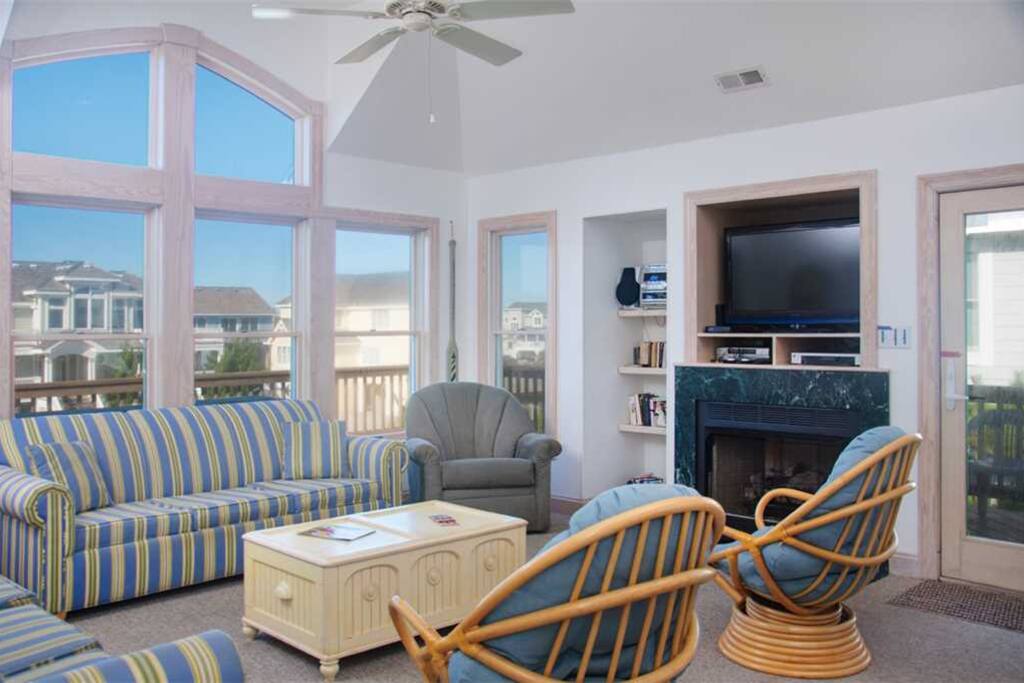SV26: Seven Sisters 26 | Top Level Living Area | Fireplace Not Available For Guest Use