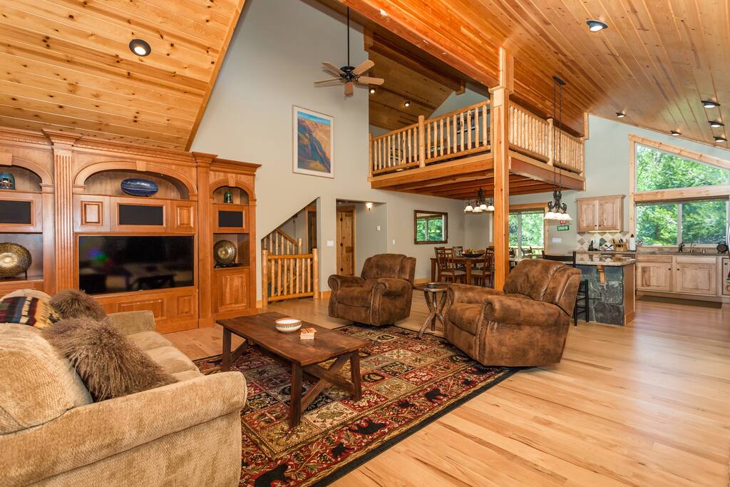 High vaulted ceilings, gorgeous mountain finishes