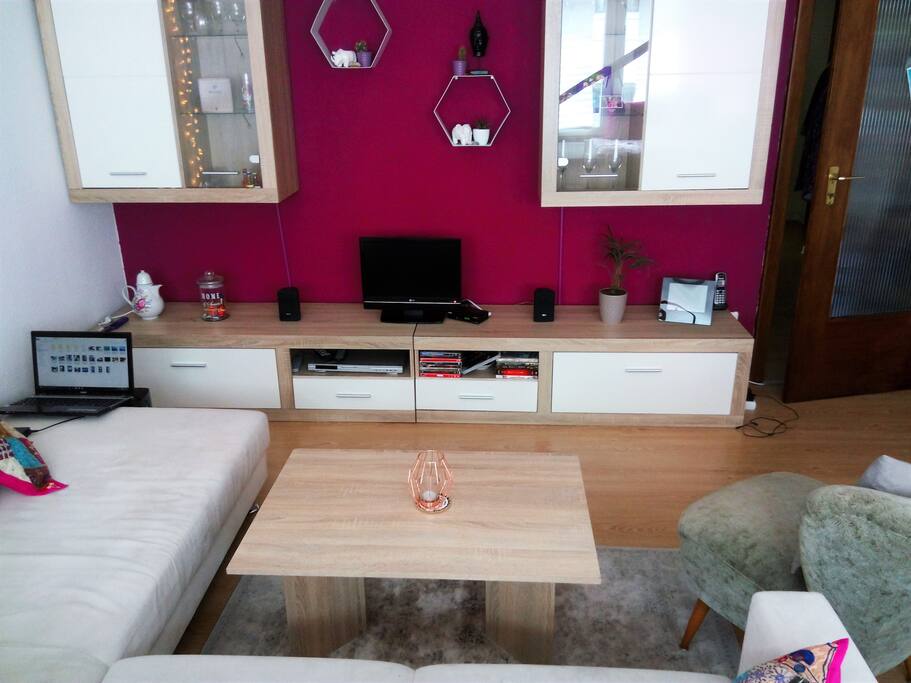 Das Zimmer aus der Perspektive des Betts/der Fensterbank