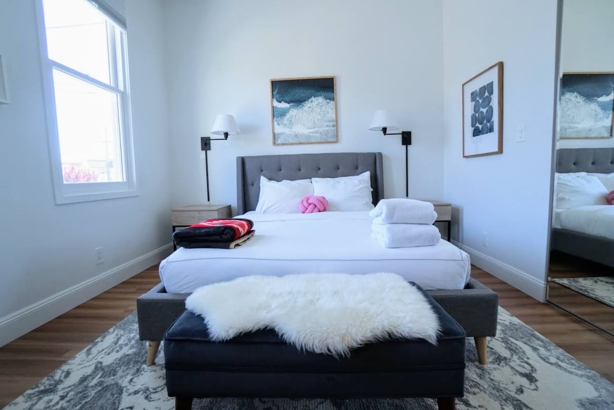 Първата спалня в предната част на къщата.  Тази спалня има голям гардероб вдясно от снимката и 2 големи прозореца