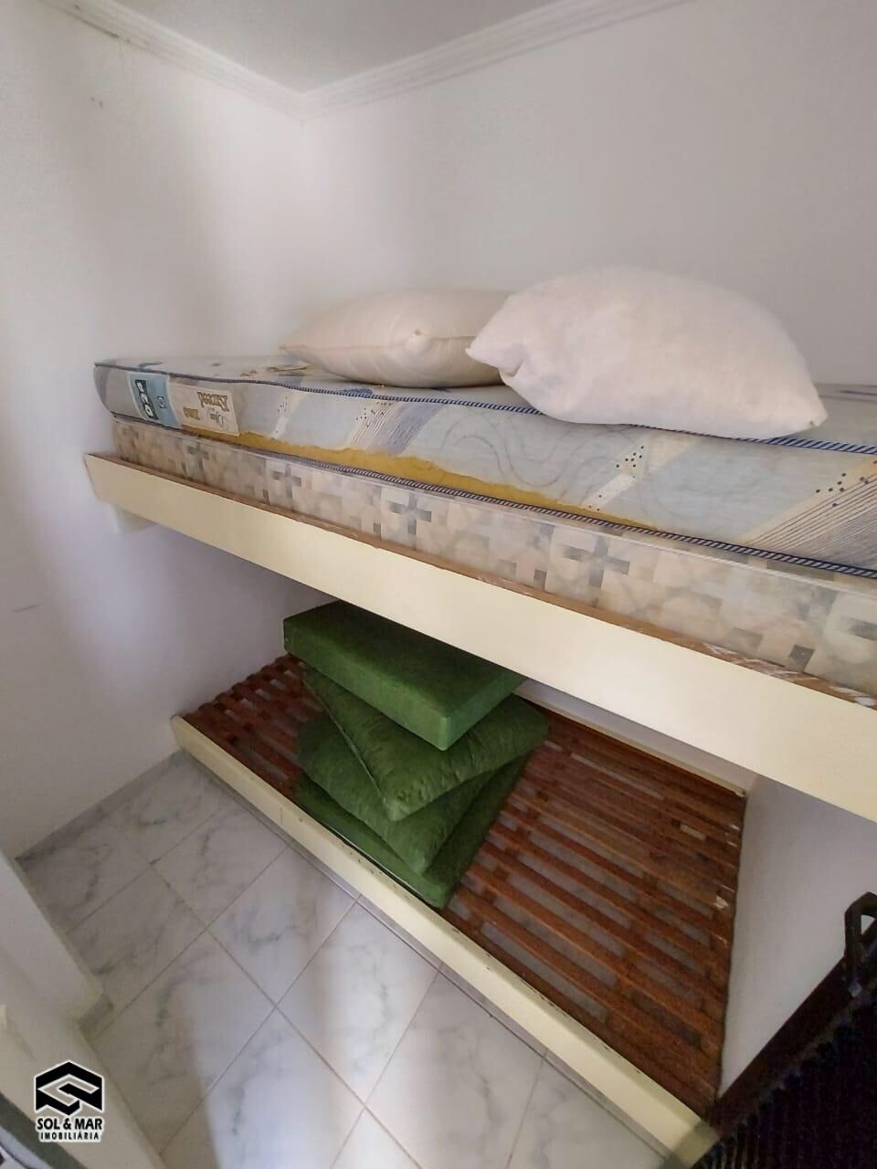 洗衣房旁边有双层床的房间