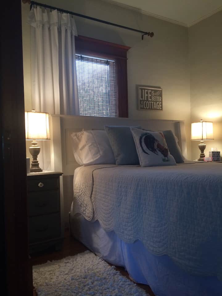 Новиот душек од мемориска пена со големина на брачен кревет (широк 150-179 см) обезбедува добар сон.