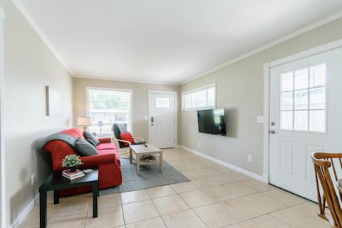 Popular Airbnb listing: Comfortable Home in Great Location in Sandlewood