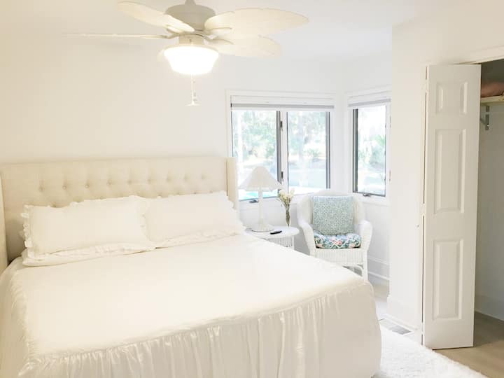 1F 2do dormitorio, King. Además de baño completo, ducha/sin bañera.