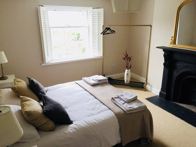 Clontarf Seafront Luxury – Victorian Period House