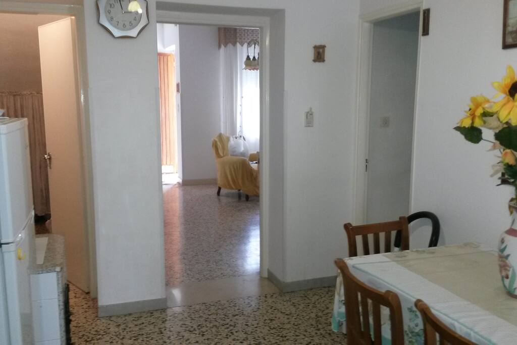 Comoda cucina con tavolo pranzo