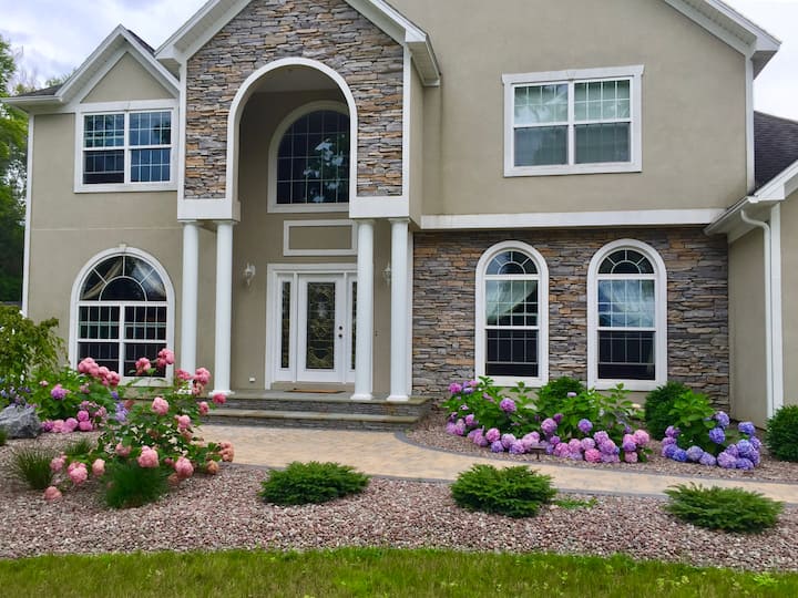 Adorable 2 floor bedroom with private bathroom Houses for Rent in