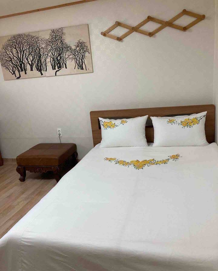 رسمت مباشرة على غطاء جهاز تنقية الضوء للنوم المريح للضيوف.