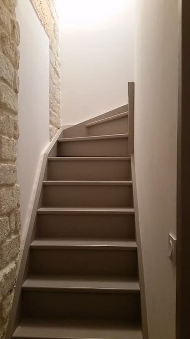 L'escalier vers la chambre et la salle d'eau