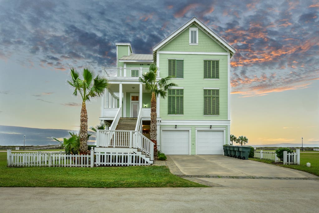 Gorgeous views with plenty of parking and no neighbors on either side for more privacy