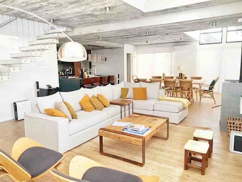 Anuncio de Airbnb popular: La Dársena, a splendid house with a pool in La Barra en La Barra