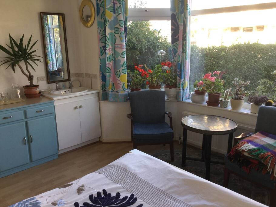 Additional washbasin in bedroom